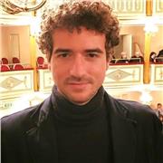 Docente di diritto impartisce ripetizioni per studenti universitari o di liceo